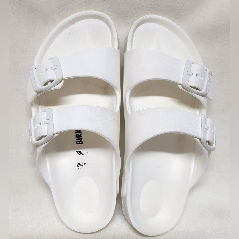 Birkenstock Kids Side Buckle flat sandals.
